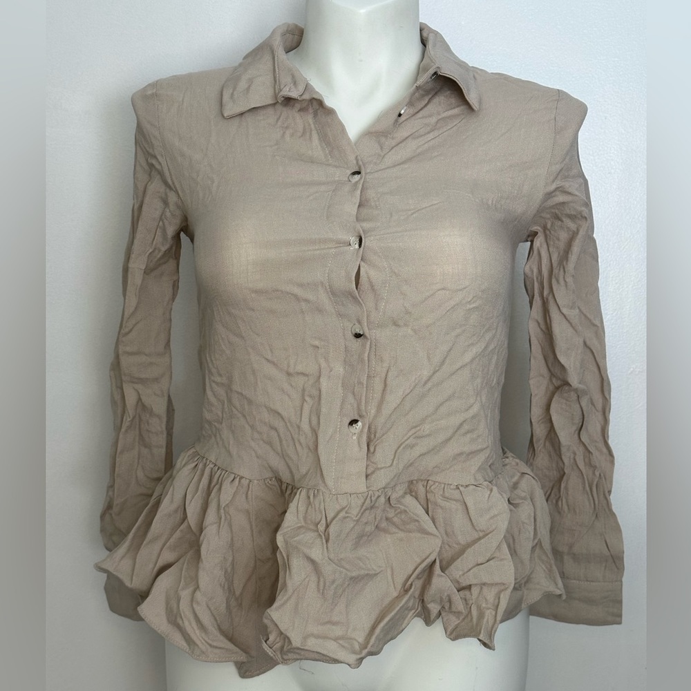 Women’s Davi & Dani stylish long sleeve top. Size small.